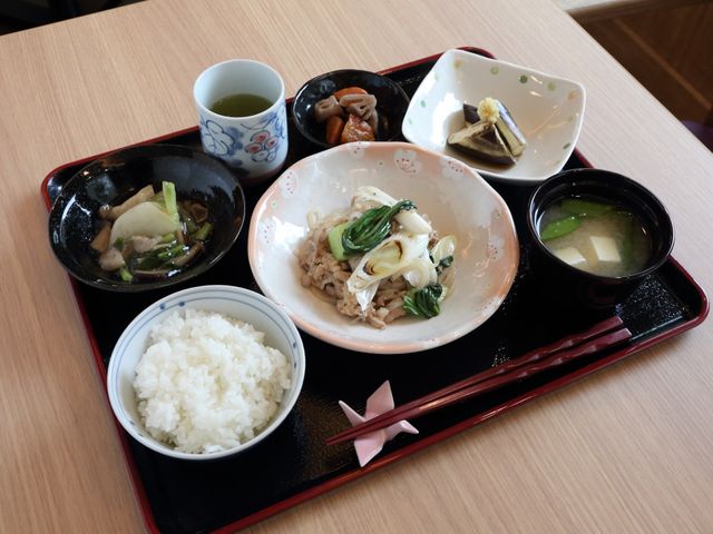 和食セットの食事風景 食事 栄養バランスを重視した和食の一例です。お食事の時間が、身体だけでなく心も満たされるひとときとなります。