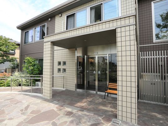 エントランス清潔感ある外観