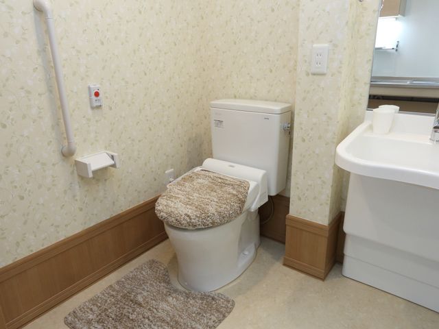 清潔なトイレ空間 トイレ 安全な手すり付きで清潔感があり、快適にご利用いただけるトイレ空間です。ゆとりのデザインで使いやすさを追求しています。