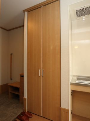 居室のクローゼットと洗面台