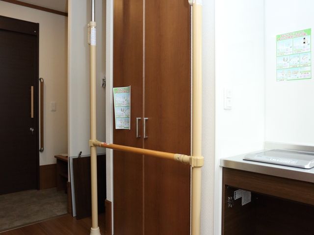 手すり付き居室内観 居室 手すりが設置された清潔感のある居室です。安全に配慮した設計で、日々の生活が快適に過ごせます。
