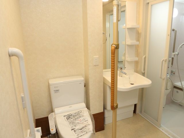 バリアフリー対応トイレ トイレ 手すり付きで安心のトイレ空間です。身体の不自由な方でも、利用しやすい配慮がされています。