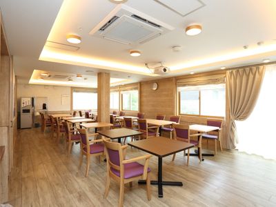 明るい食堂の様子