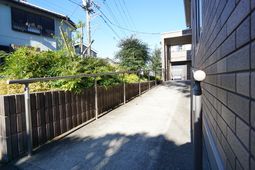 日差し照る清潔な通路