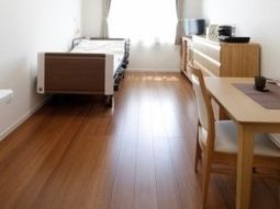 居室のベッドとテーブル