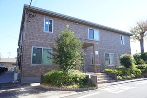 茶色い壁の二階建て建物