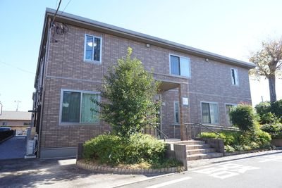 茶色い壁の二階建て建物