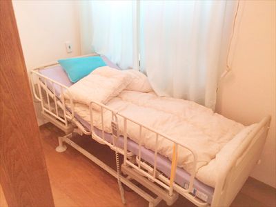 快適な居室のベッド