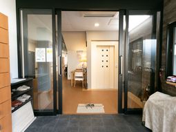 エントランスの明るい風景