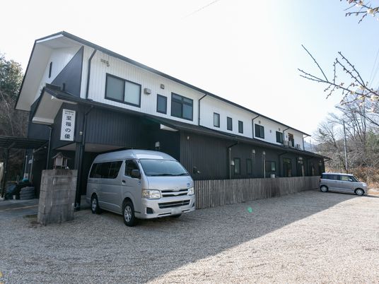 静かな環境の建物外観