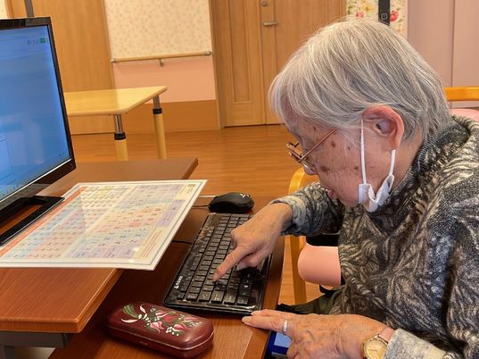 高齢者のパソコン操作