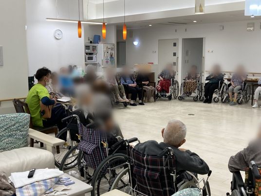 車椅子の方々が集うラウンジ