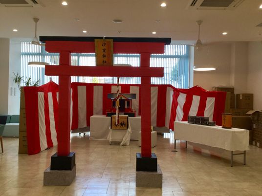 祭壇装飾のあるロビー