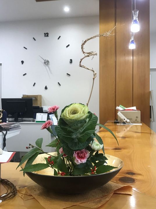 花々が飾られた木のテーブル