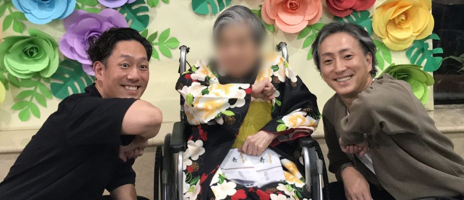 華やかな壁紙の前