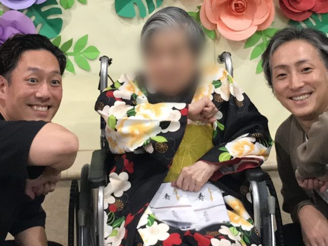華やかな壁紙の前 ラウンジ 笑顔で囲む華やかな壁紙の前で、交流を楽しむことができる和やかな雰囲気です。