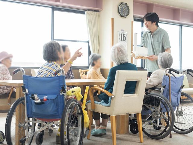 ゆったりとした談話の場 リビング 広々とした空間で、ゆっくりと会話を楽しむことができます。和やかな雰囲気が魅力です。
