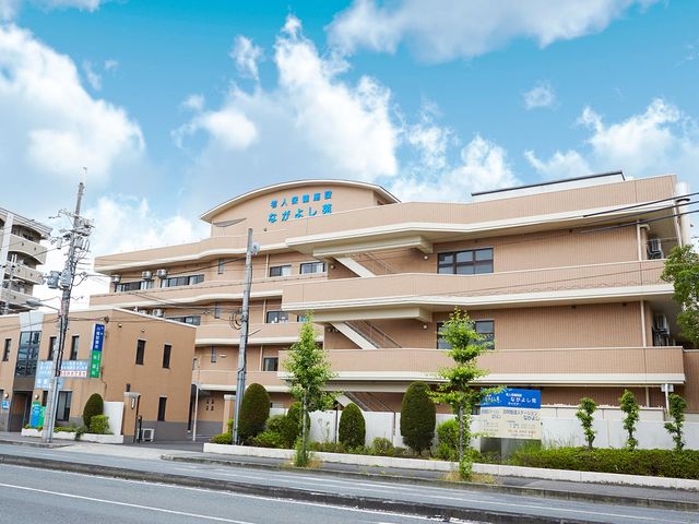 ゆとりのある外観 外観 広々とした外観の佇まいです。きれいに手入れされた緑も心地よい空間を演出しています。