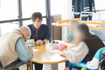 静かに過ごすリビング