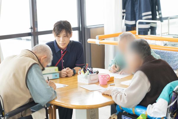 静かに過ごすリビング