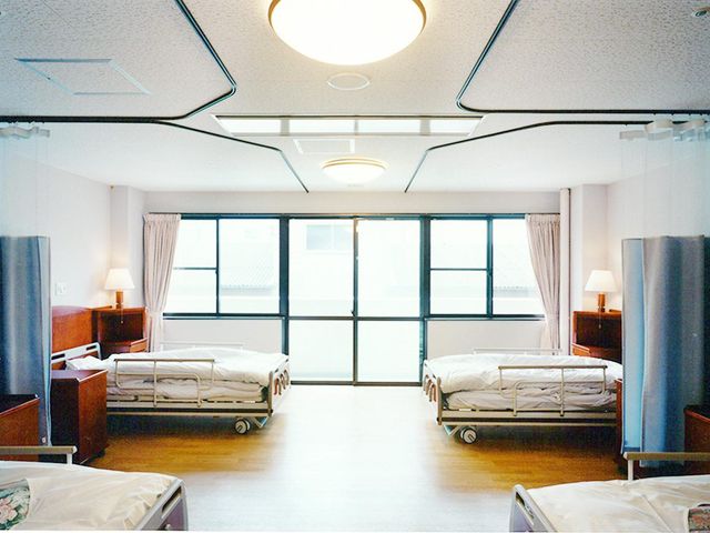 心地よい居室 居室 ゆとりある広さの居室は、２つのベッドが配置されており、共有スペースに面しています。明るい光が差し込む、清潔感溢れる空間です。