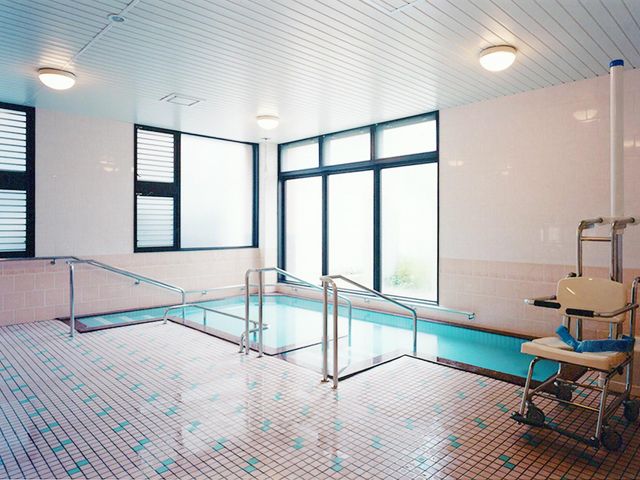 広々とした浴室スペース 浴室 手すりが設置された清潔感のある浴室です。床の色分けで安全にご利用いただけます。