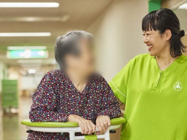 笑顔のスタッフの廊下 廊下   交通の利便性と交流の場を両立した明るい廊下です。介助しやすい設計になっています。