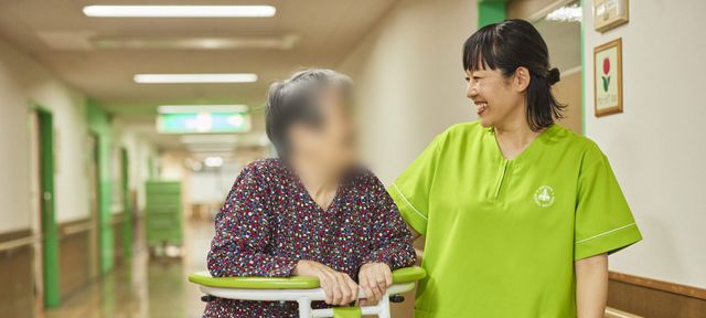 笑顔のスタッフの廊下  