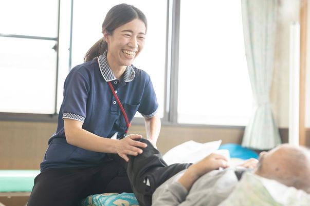 笑顔のケアスタッフと利用者
