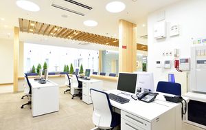 白と木目調の明るいフロント