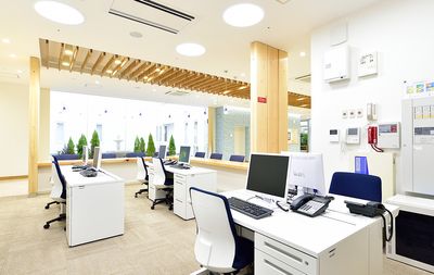 白と木目調の明るいフロント