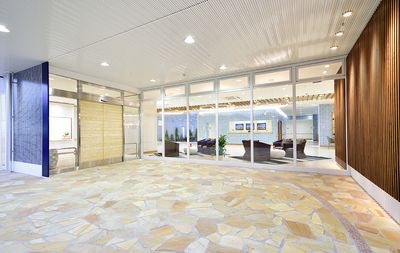 明るい空間のエントランス