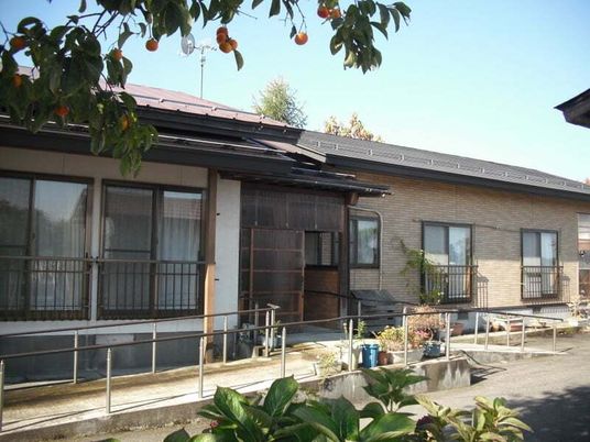 柿が実る施設の外観