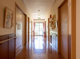 明るい廊下と掲示物