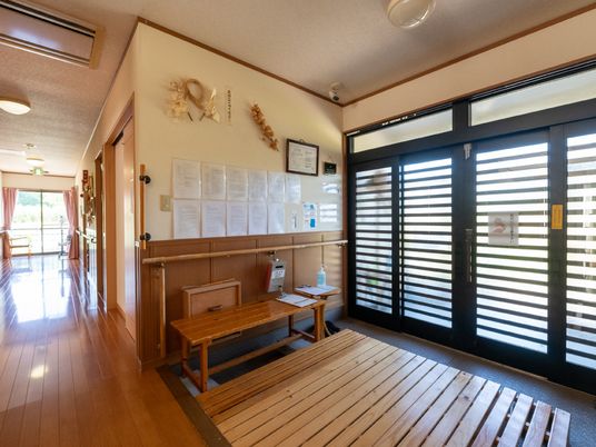 温かい印象のエントランス