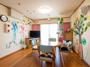 デイルームのインテリア風景