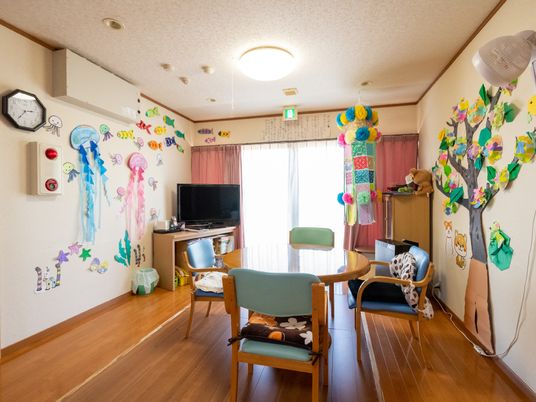 デイルームのインテリア風景