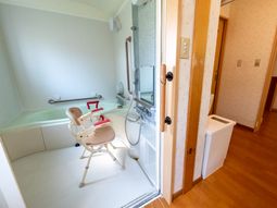 バリアフリー設計の浴室