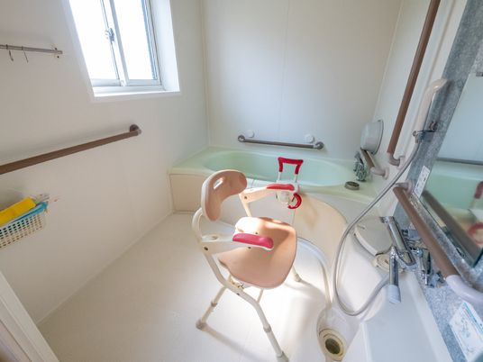 バリアフリー設計の浴室