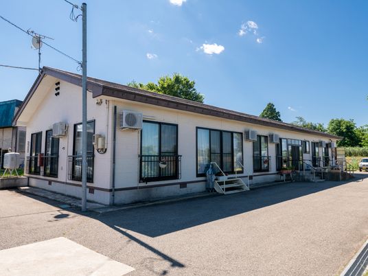 白壁の建物一階居室