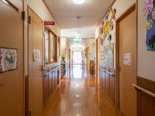 配色豊かな廊下の一部分