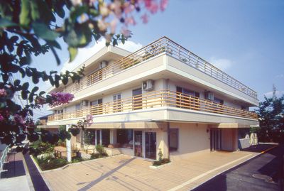 花が咲く建物外観