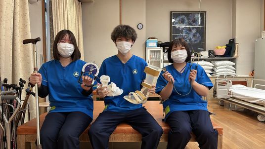 笑顔でツールを持つスタッフ