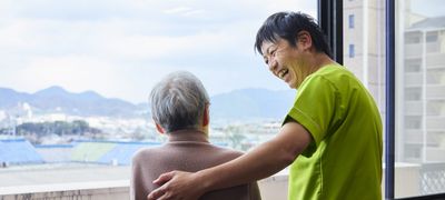 笑顔で会話するスタッフと利用者