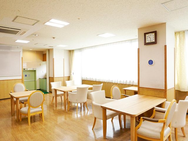 ゆったりとした食堂 ダイニングルーム 広々とした明るいダイニングで、お食事や交流をごゆっくりとお楽しみいただけます。白を基調とした清潔感のある空間です。