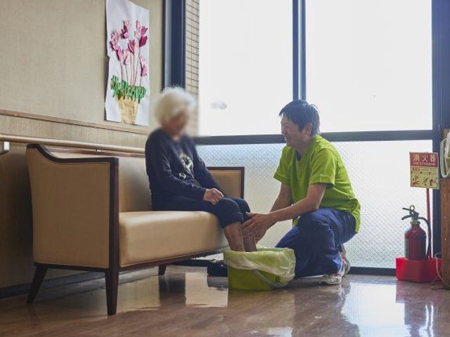 スタッフイメージ 廊下 スタッフが入居者のケアを行う温かな空間です。自然光が差し込む廊下で落ち着いた雰囲気です。
