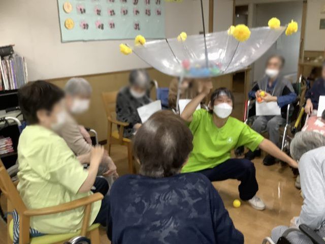 レクリエーション活動中の様子 多目的室 明るい多目的室で、参加者が和やかに交流しています。楽しい時間を過ごすことができる空間です。