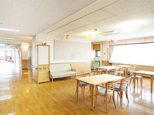 明るく開放的な食堂 食堂 広々とした食堂は、光がたっぷりと降り注ぎ、暖かな雰囲気で食事をお楽しみいただけます。座席はゆったりと配置され、心地よい空間です。