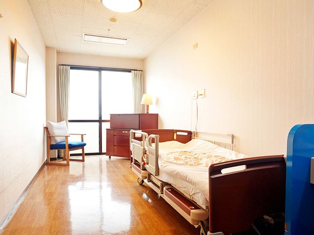 明るい居室 居室 明るい自然光が差し込む個室で、快適に過ごせる空間です。リラックスできる静かな環境が整っています。