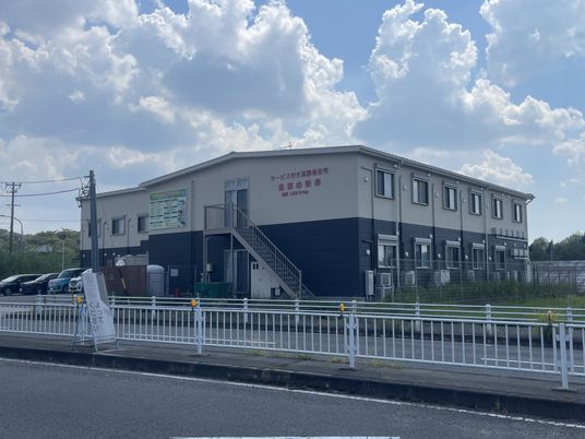 白い外観の建物